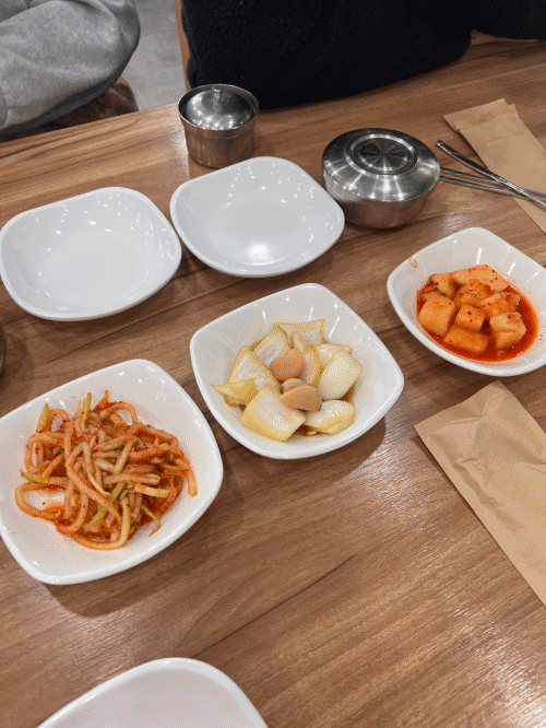 밑 반찬들