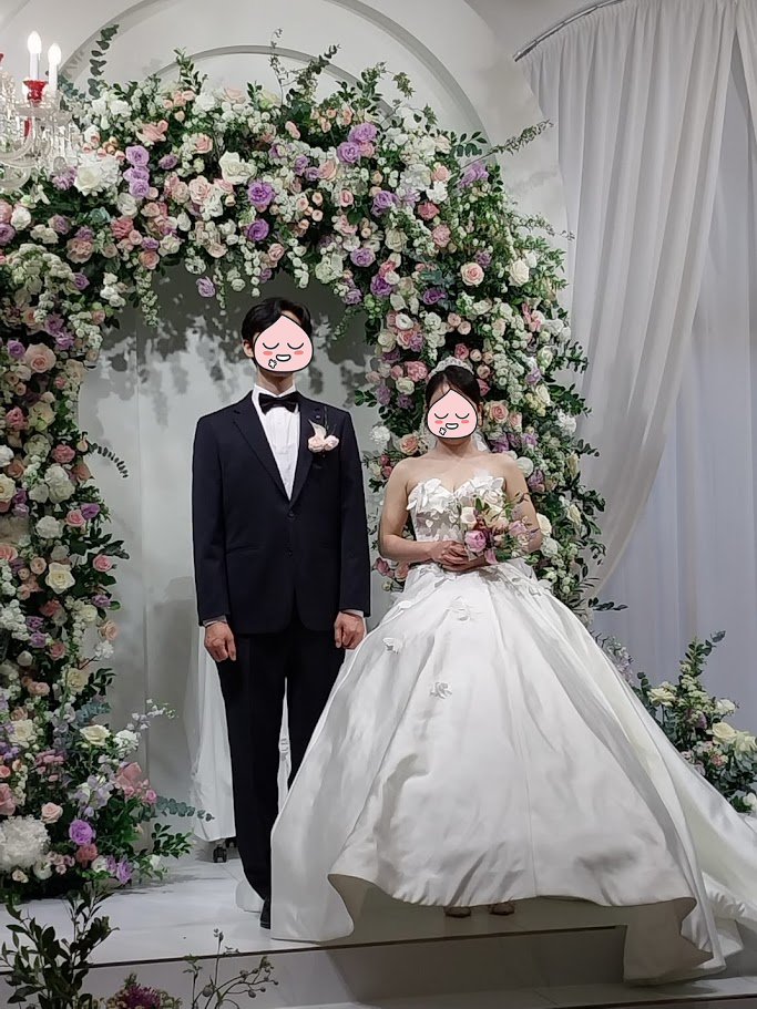 강남웨딩홀-메리스에이프럴-신랑-신부-정면-바라보는-단상-생화장식