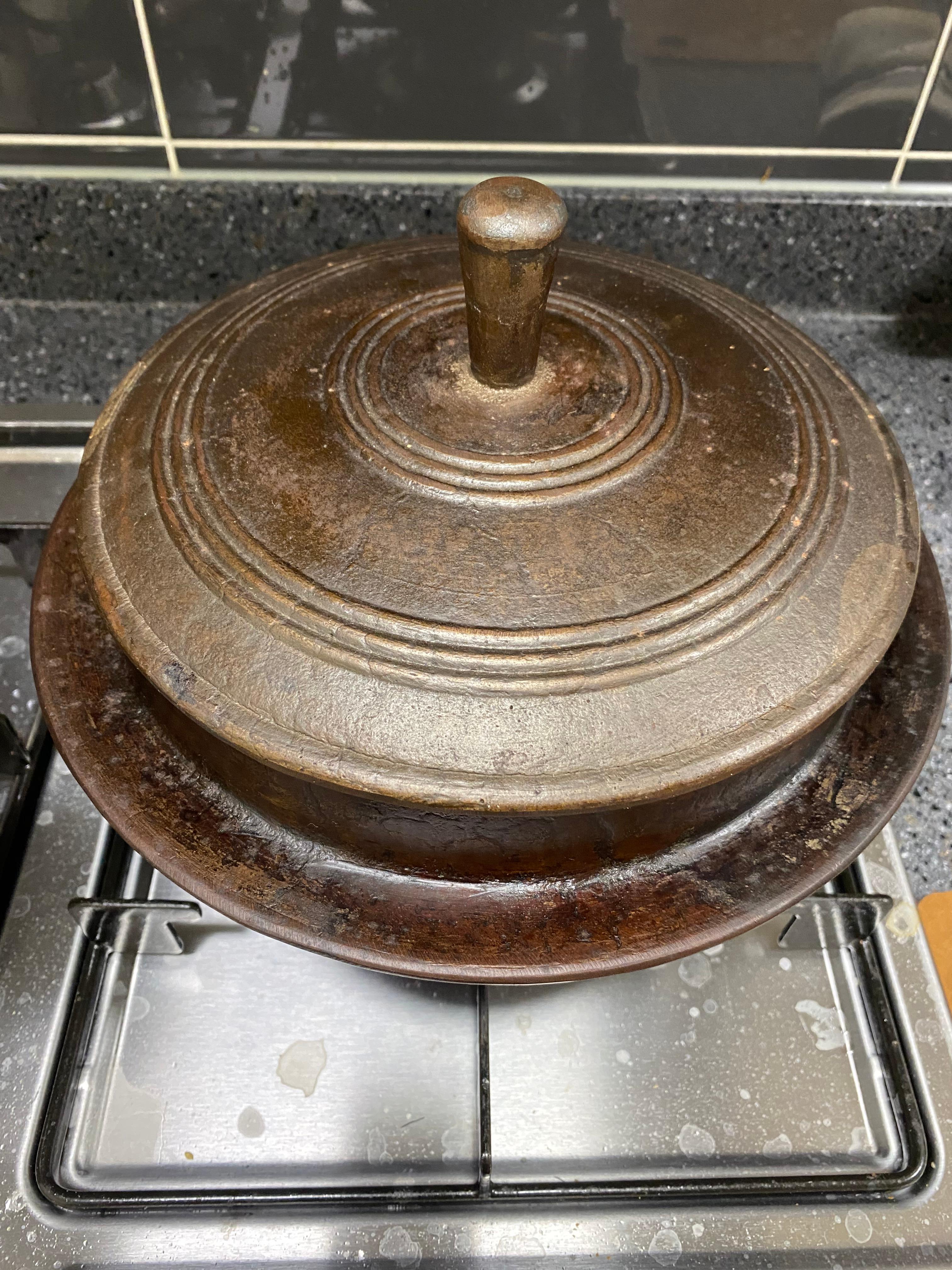 구운목살에 미나리 올리고 뚜껑닫고 가마솥 온기에 미나리 살짝 익는중