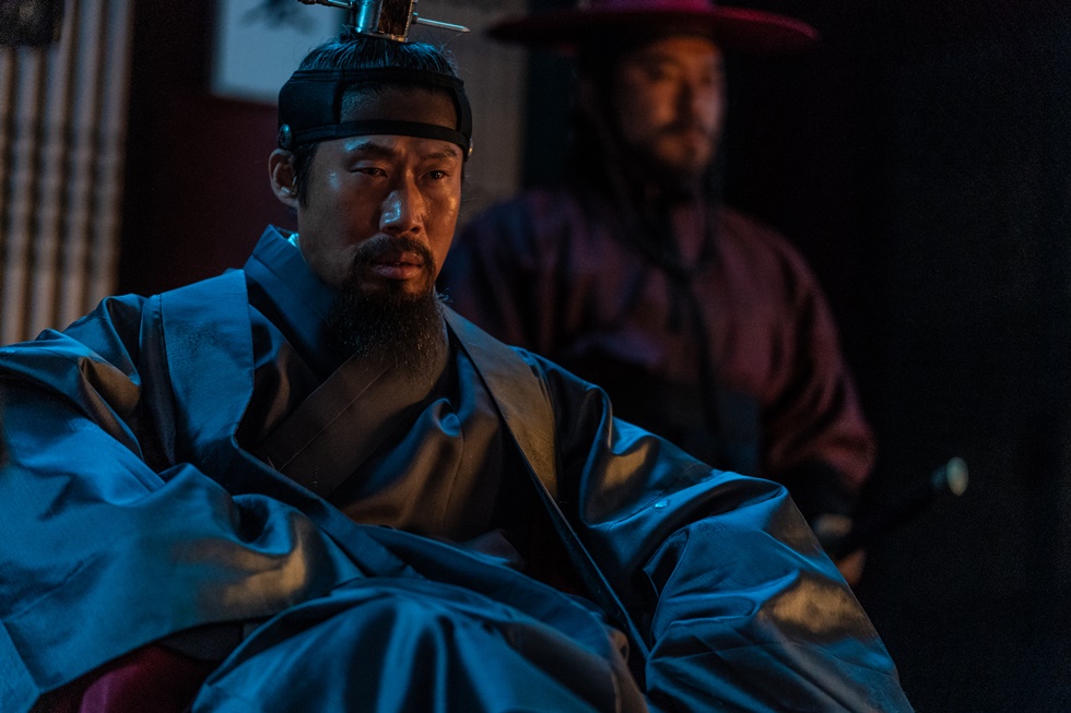 영화 올빼미에서 인조 역할을 한 유해진 출처 롯데시네마