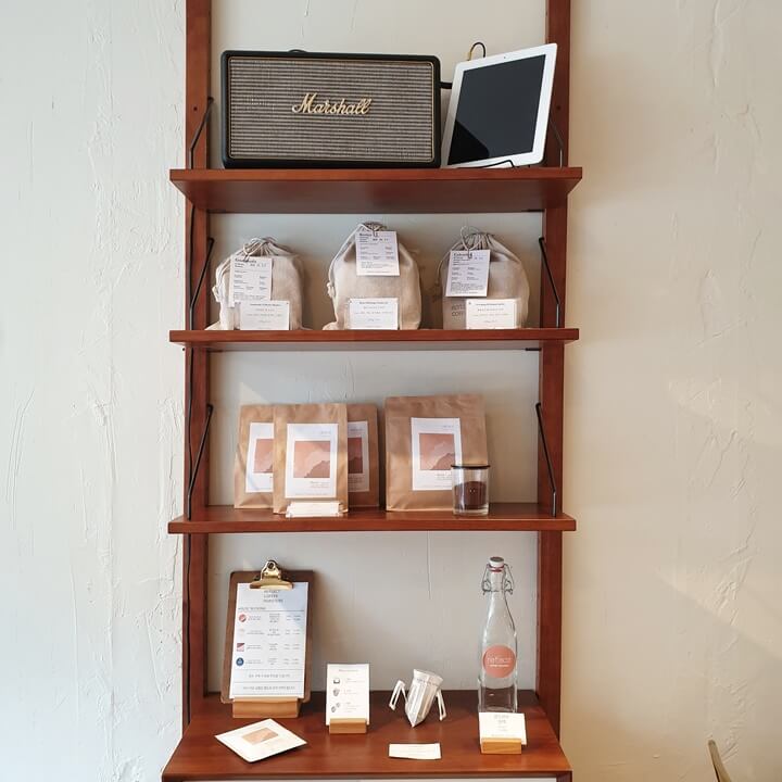 리플렉트커피로스터스-드립백-및-원두를-판매하고-있다