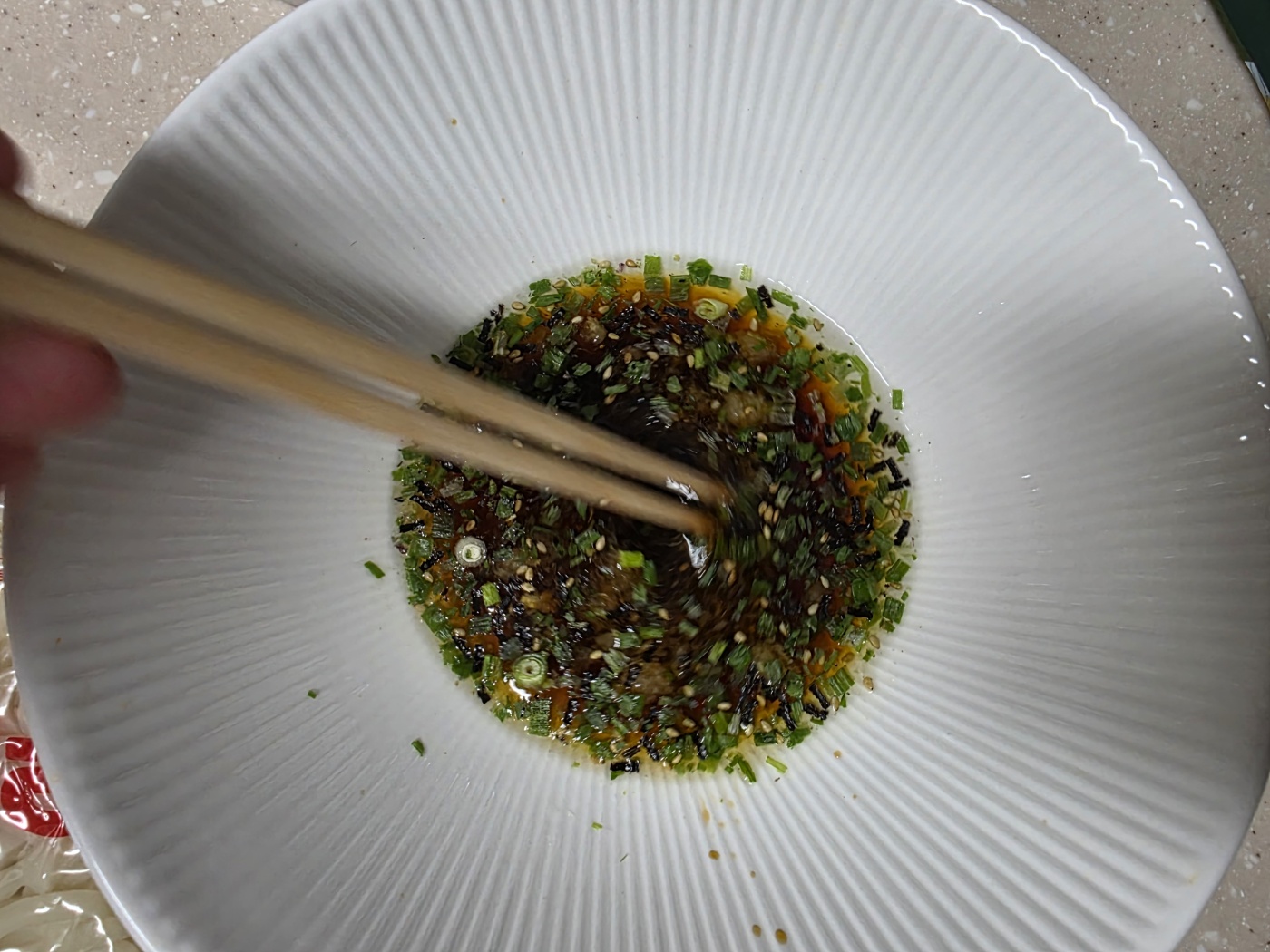 소스 섞는 모습