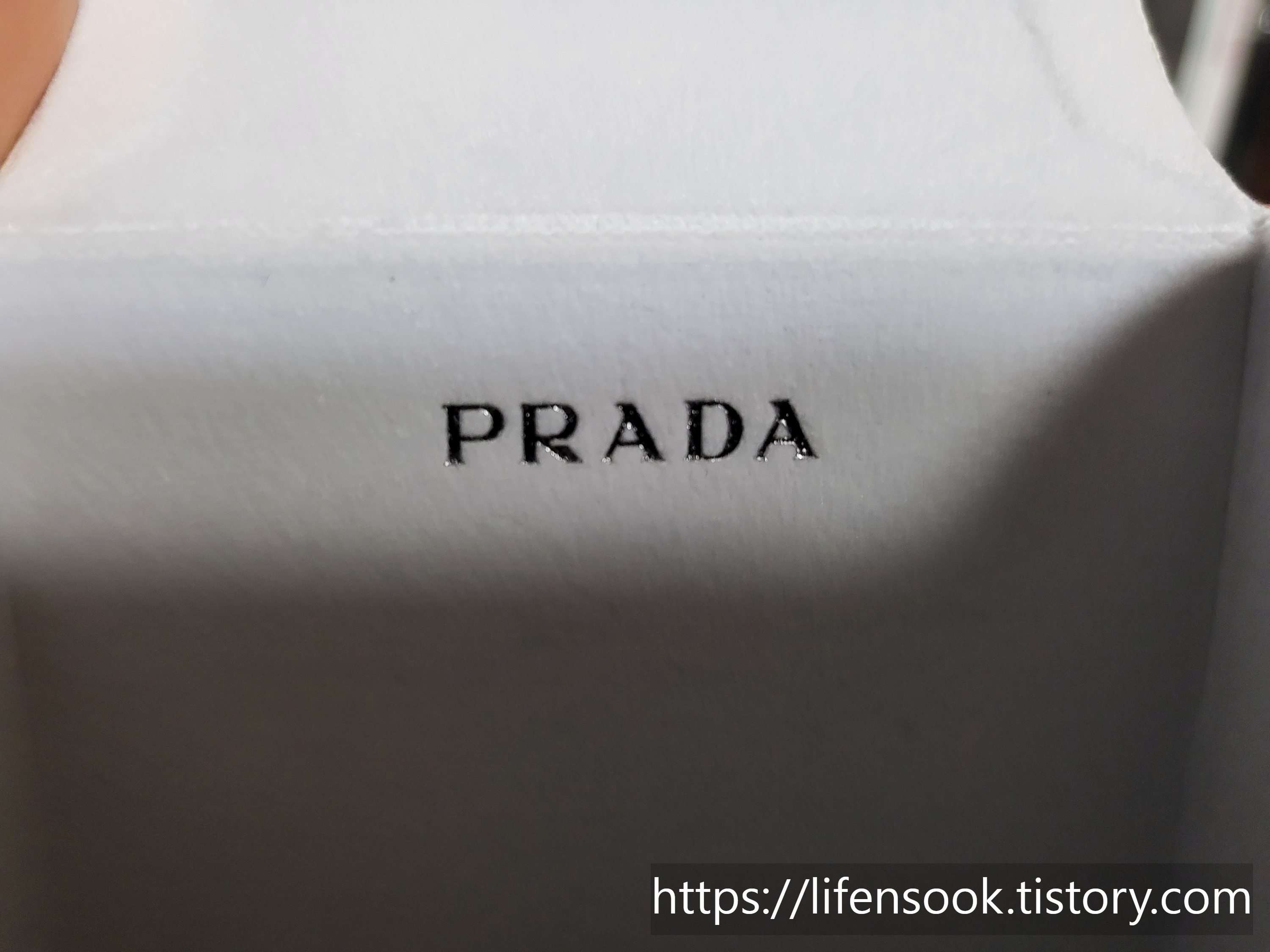 프라다 선글라스 하드 케이스 내부