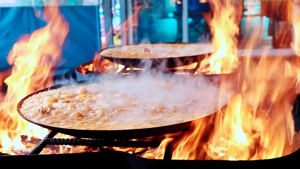 참나무 장작불의 거대한 불꽃으로 끓여낸 가마솥 솥뚜껑 닭볶음탕 가평 이영자 맛집 식당 방송 업체 가게 정보