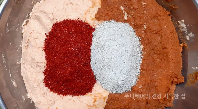 삶아서-갈아놓은-메주콩과-시판된장-멸치가루-고춧가루를-볼에-넣은-모습