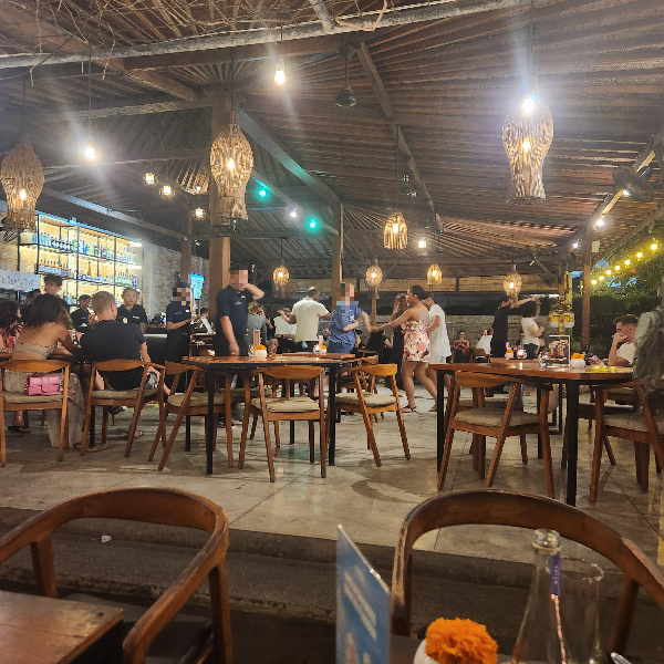 중앙홀에서 춤추는 사람들과 테이블에 앉아 있는 사람들