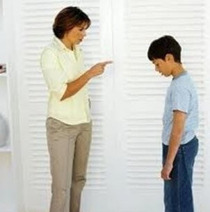 엄마가-아들을-혼내는-모습