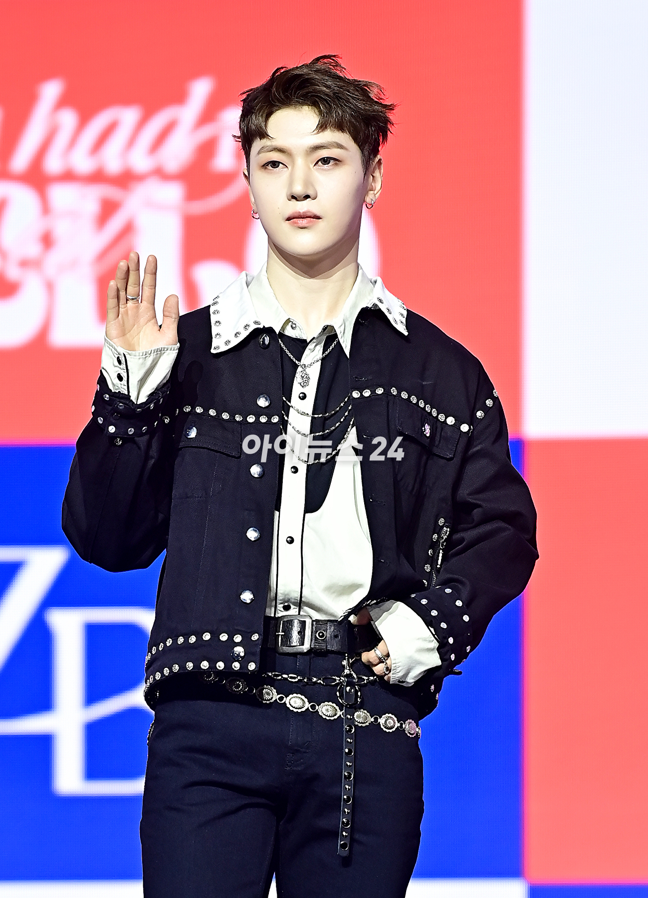 그룹 제로베이스원(ZEROBASEONE) 석매튜가 13일 오후 서울 용산구 블루스퀘어에서 열린 미니 3집 'You had me at HELLO' 발매 기념 쇼케이스에서 포토타임을 갖고 있다. [사진=곽영래 기자]