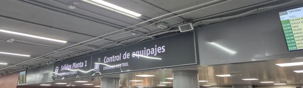 아토차역 수화물 검사 표지판