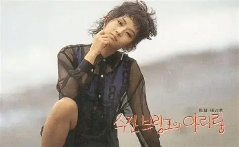 검은 시스루 옷을 입은 시크한 표정의 최진실 배우.