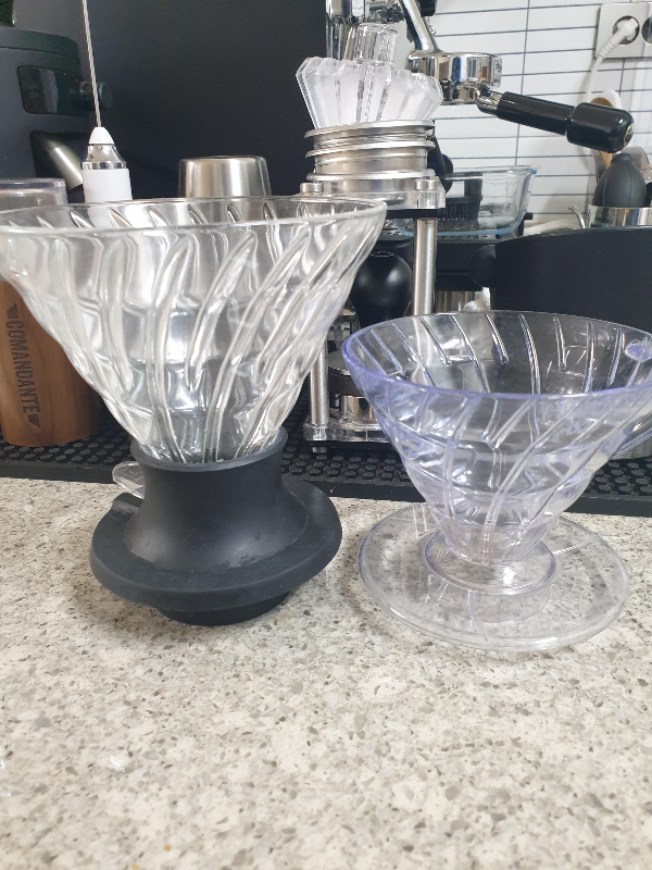 테이블에 하리오 스위치(왼쪽 큰 것)와 하리오 V60 드리퍼가 놓여있다. 깔데기 모양으로 비슷하다.