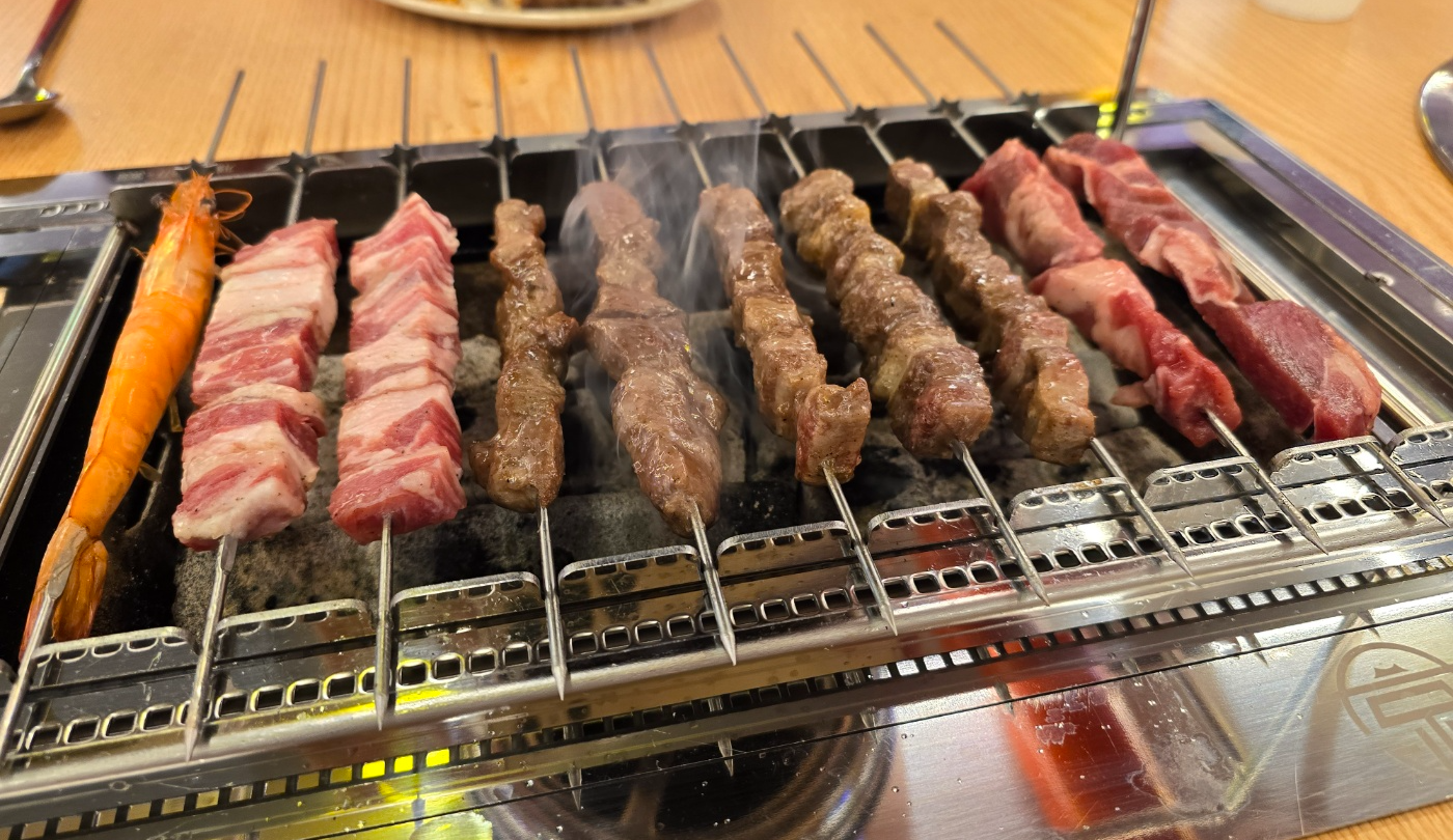 맛있게 구워지고 있는 꼬치들이에요