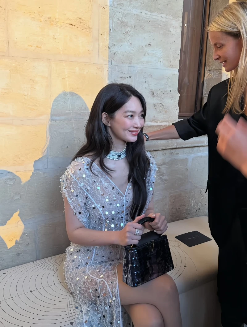 신민아 패션,신민아 스타일링,신민아 ZARA,루이비통 신민아,시퀸 드레스 추천,ZARA 신민아 룩,ZARA 실버 드레스,ZARA 시퀸 드레스,SPA 브랜드 대체템,셀럽 스타일 따라잡기