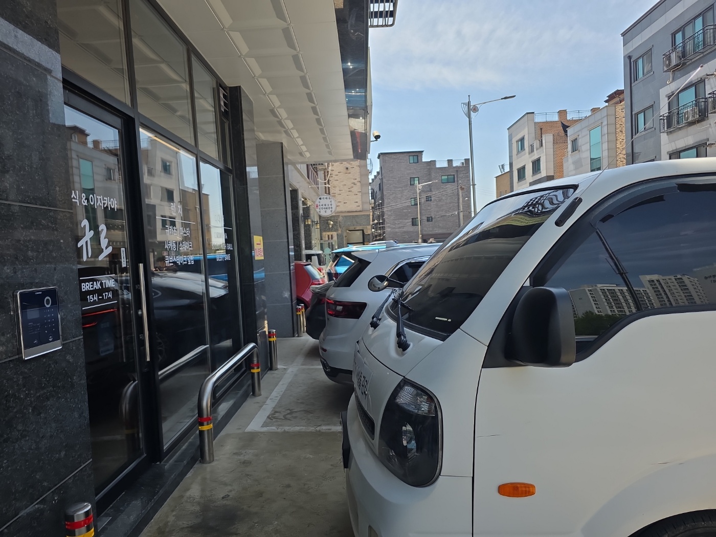 화성 규카츠 규로 외관과 무료 주차 공간