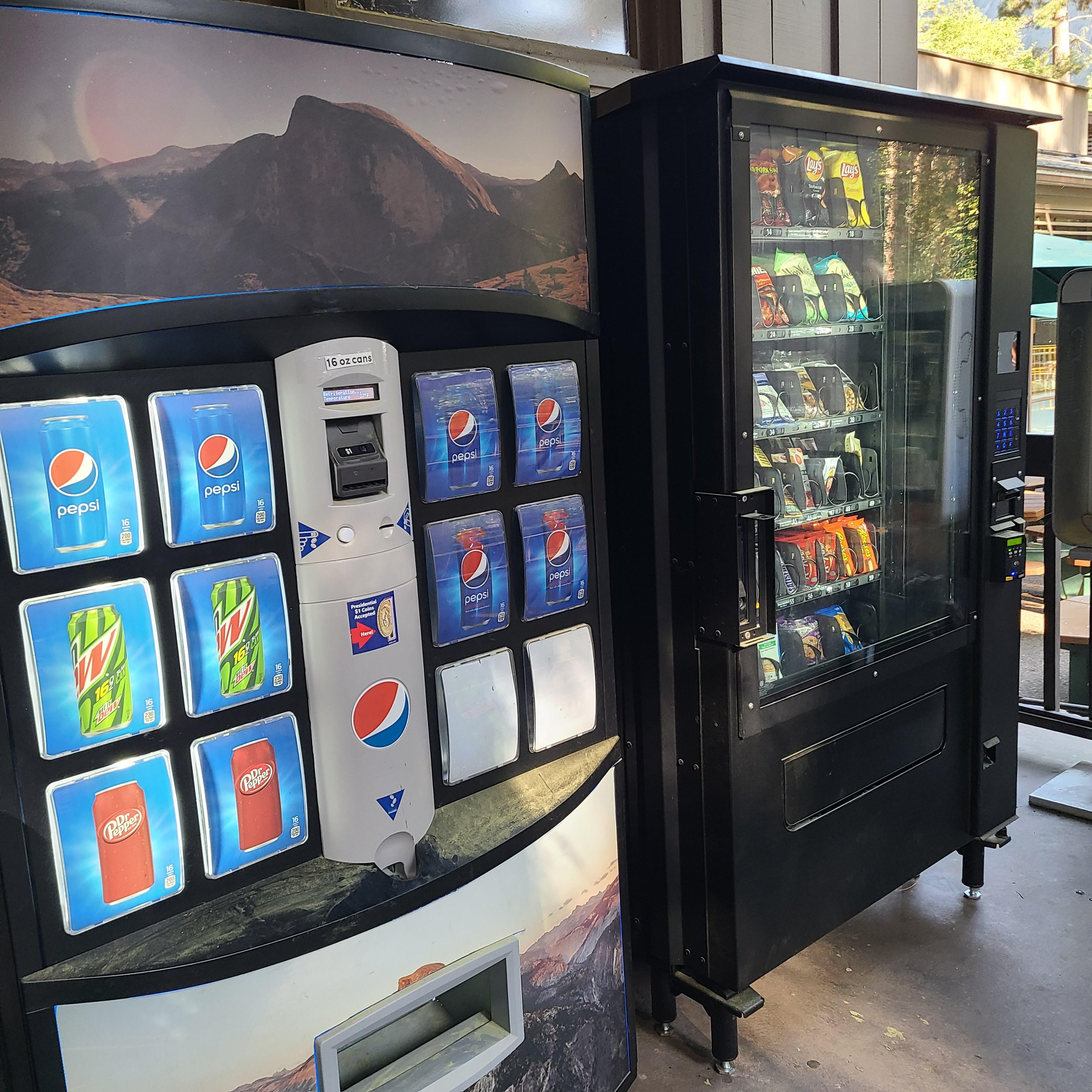 과자와 음료 자판기