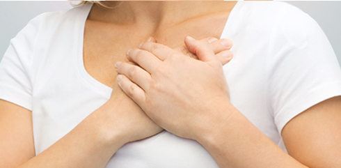 왼쪽가슴-두손으로감싼-여자