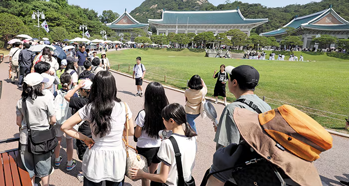 청와대를 찾은 관람객들이 대통령 집무실이 있는 본관에 입장하기 위해 줄 서 있다