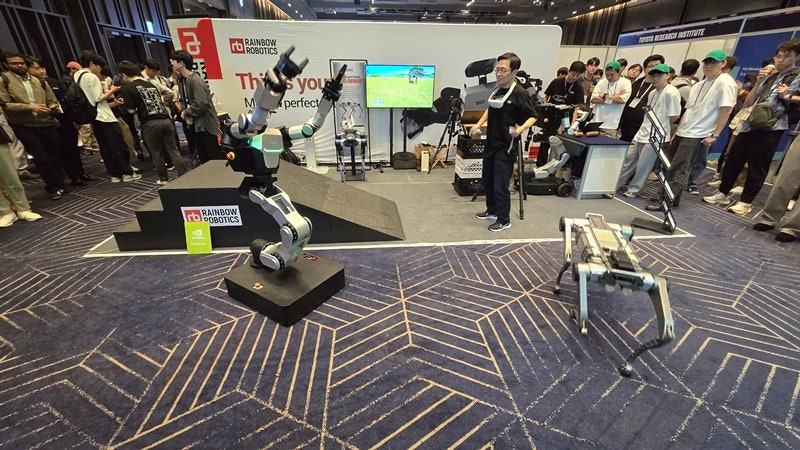 30일 서울 강남구 코엑스에서 열린 '휴머노이드 2025'에서 레인보우로보틱스 관계자가 제품들을 시연하고 있다.