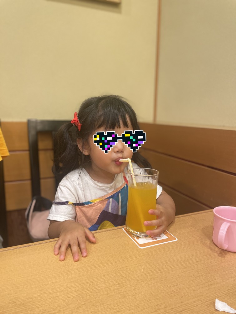 주스를 마시는 아이