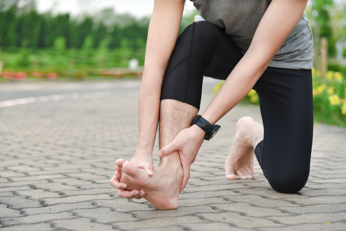 오래 서 있으면 발바닥이 아픈 이유 원인과 해결 방법 총정리
