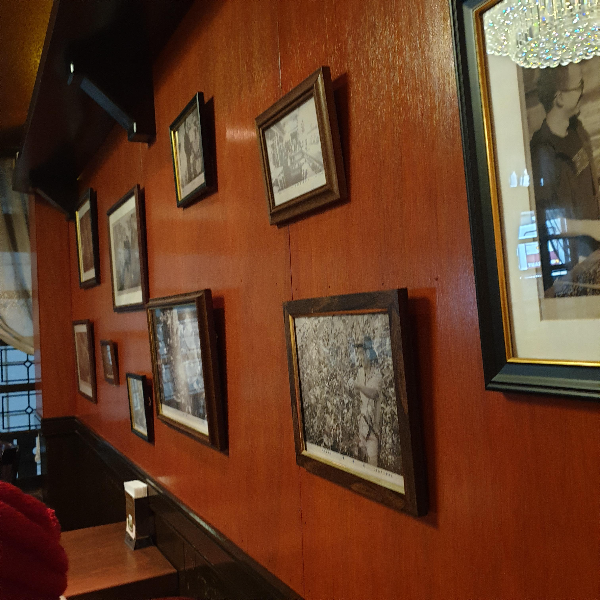 우드 벽면에 액자들이 걸려 있다. 엔틱한 느낌이 좋다.