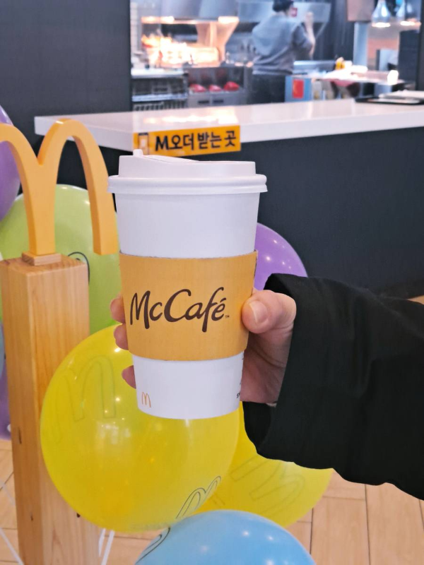 맥도널드 맥카페 수령하다