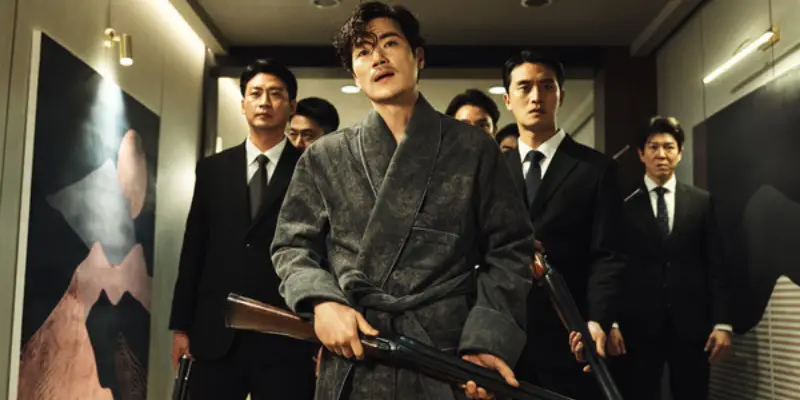 한 대저택을 배경으로 가운을 입고 장퐁을 들고 있는 한이사와 그 뒤로 경호원들이 총을 들고 서있는 모습