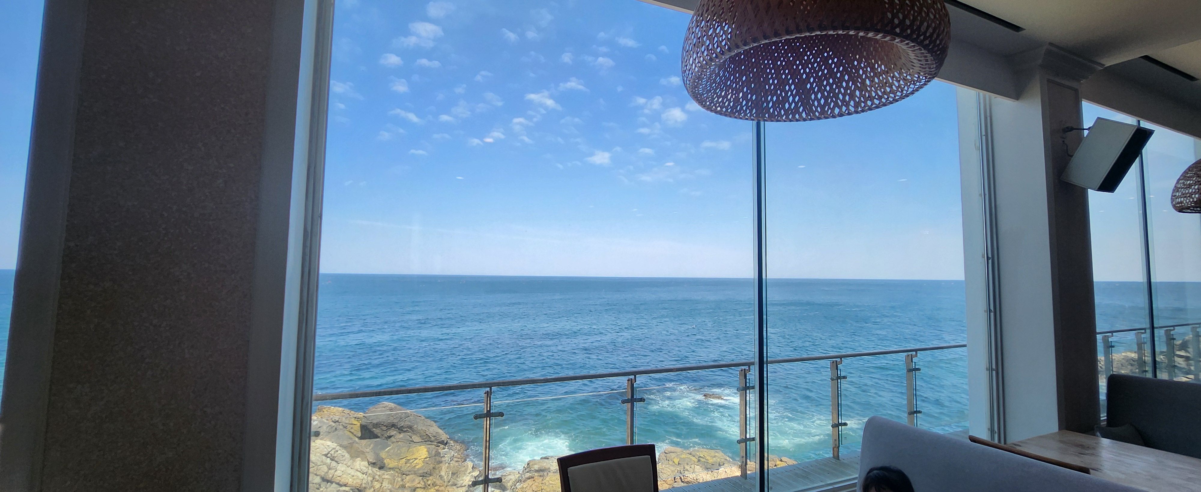 삼척 마린데크 카페에서 바라본 통유리 바다 전망