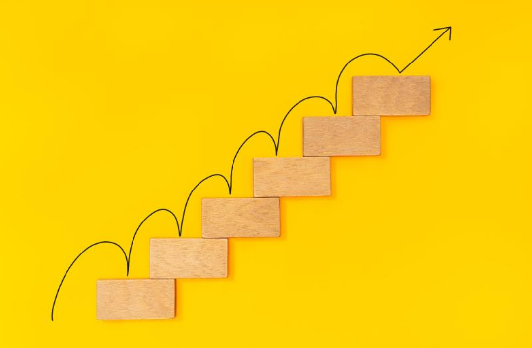 나무 계단이 오른쪽으로 갈수록 올라가고 있는 사진.