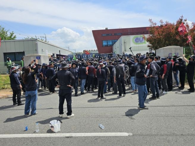진주 화물연대 사고, CU 물류센터 사망, BGF리테일 원청교섭, 화물연대 총집결, 진주 정촌면 집회, 노동자 사망 사고, 노란봉투법 뜻, 특수고용직 정의, 노조법 2조 3조 개정, 화물연대 규탄대회, BGF로지스 파업, 특수고용노동자 교섭권, 민주노총 총력투쟁, 진주 예하리 사고, 화물 기사 처우 개선, 공권력 살인 논란, 실질적 지배력 판단, 간접고용 문제점, 노동3권 보장, 2026 노동법 이슈