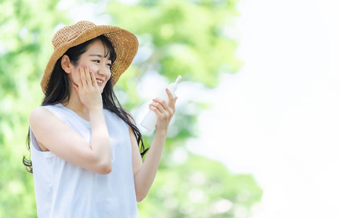 자외선 차단제를 바르는 여성.