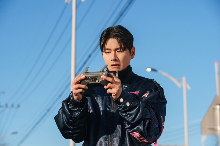 드론을날리고있는이이경