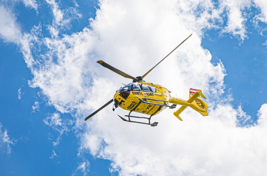 응급 헬기가 하늘을 나는 모습