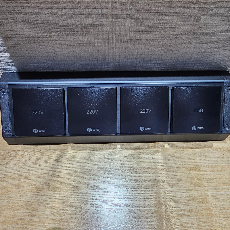 도미인 인사동 호텔 깔끔한 객실 내부와 침대