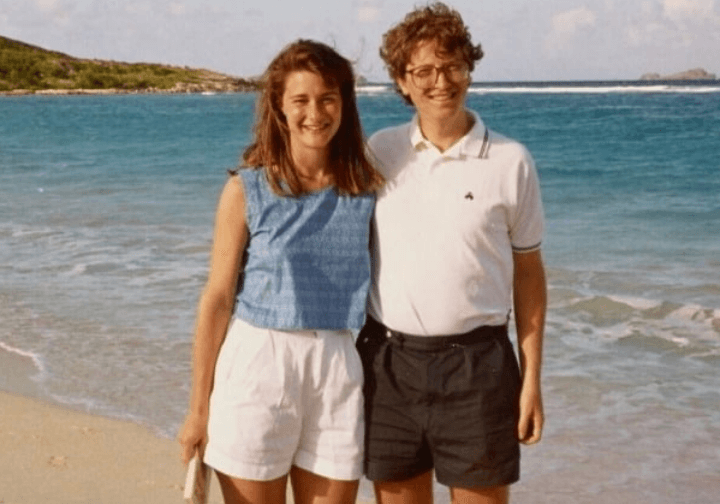 바닷가에-서있는-빌게이츠-멜린다