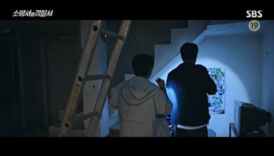 현서가 납치되었던 장소를 찾은 진호개가 벽에 붙어있던 현서의 흔적을 바라보고 있다.