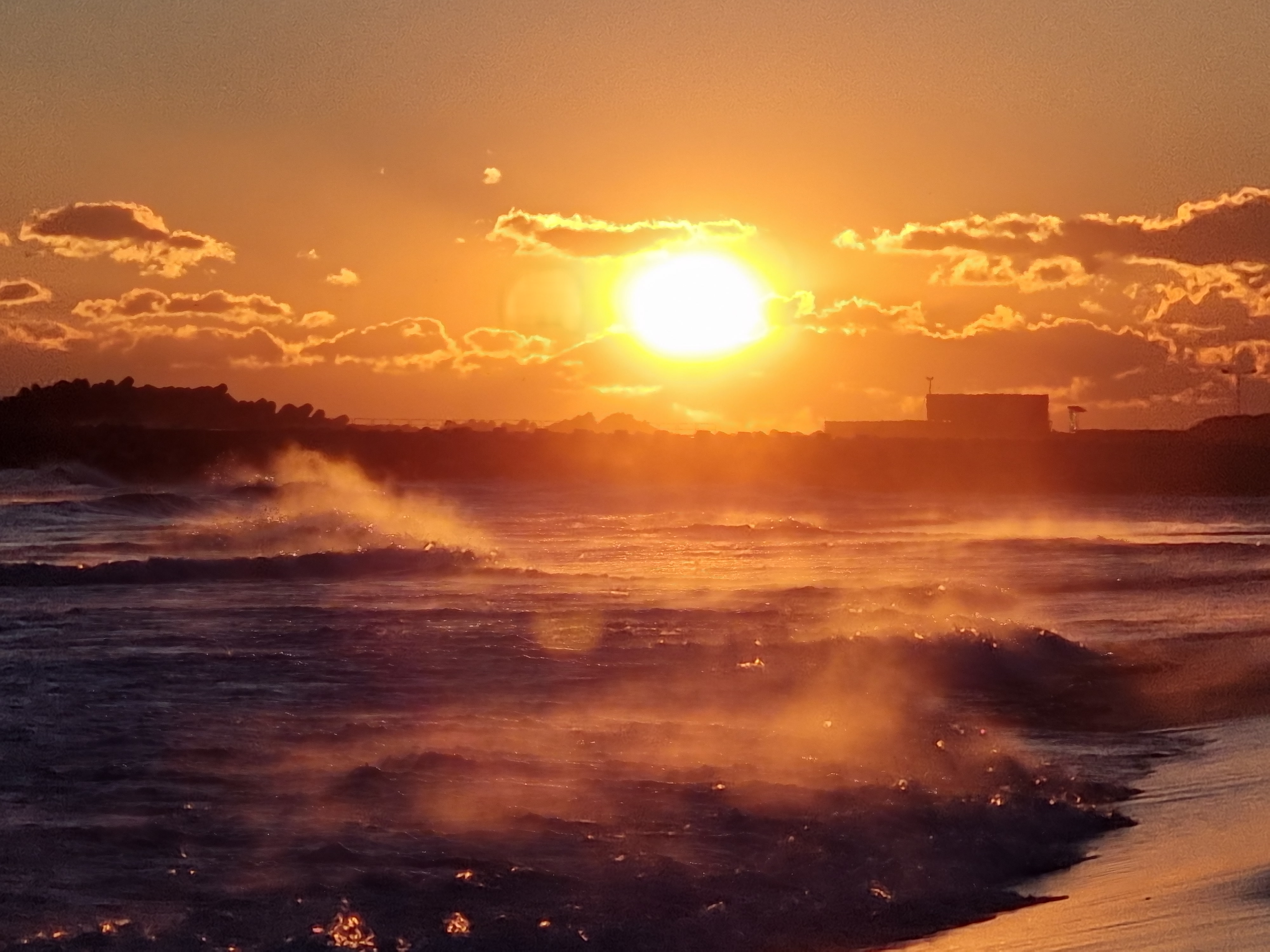 리조트 해변 일출과 파도