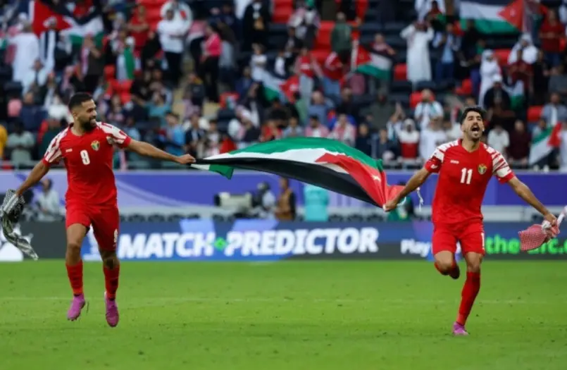 호주전-
붉은 옷을 입운 요르단 선수 두명이 요르단 국기를 들고 축구장을 뛰어가는 모습