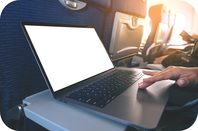 기내-노트북-남성-손가락-터치패드-사용중