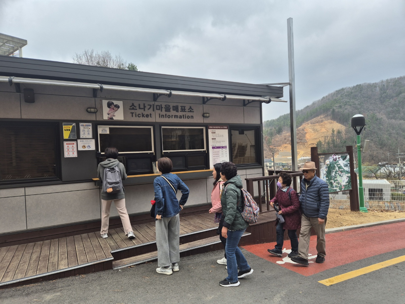 황순원 소나기 마을에 방문한 모습