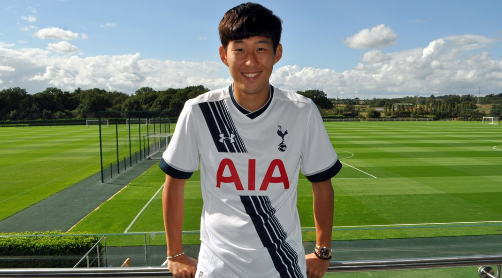 손흥민이 토트넘과 계약을 맺고 찍은 입단 기념사진