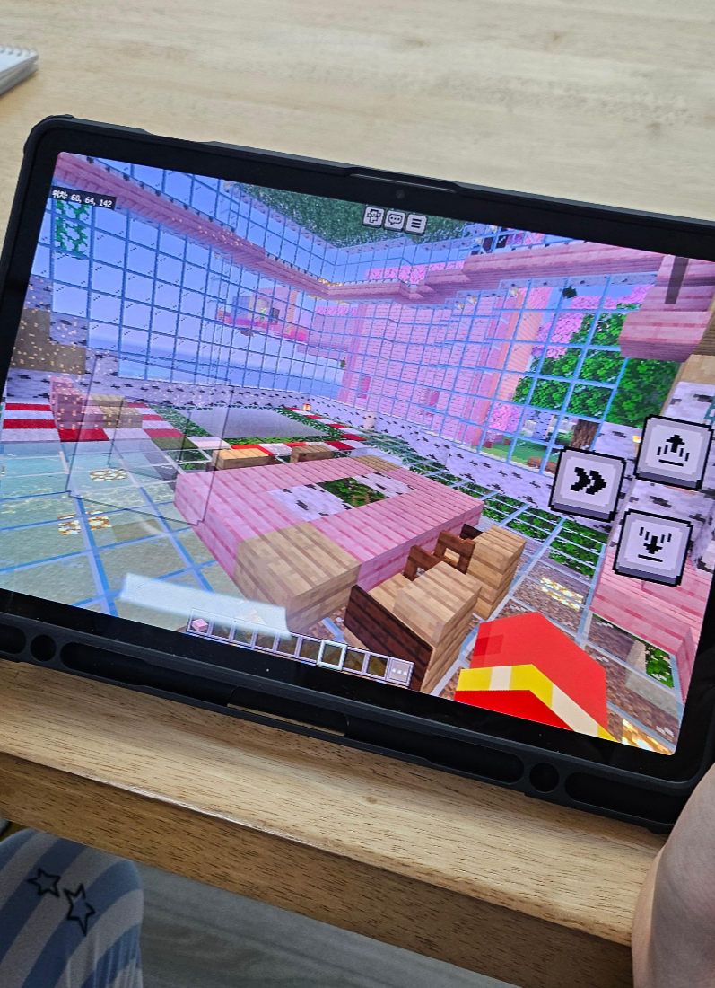 메타버스 건축가 관련 사진 - 아이가 마인크래프트 하고 있는 모습