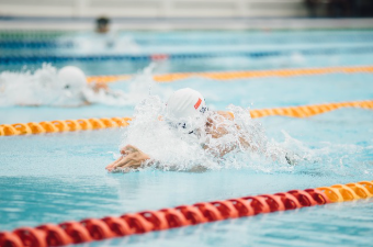 수영장에서 수영하는 사람