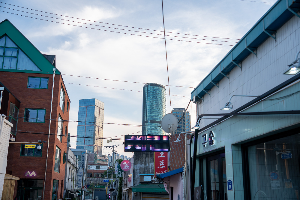 문래동-골목길에서-바라본-맑은-하늘