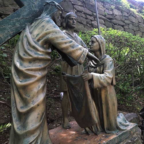 아산 공세리성지성당 십자가의 길 제6처 "베로니카 수건으로 예수님이 얼굴을 닦아드리다"에서 베로니카 성녀를 표현한 부조 작품입니다.