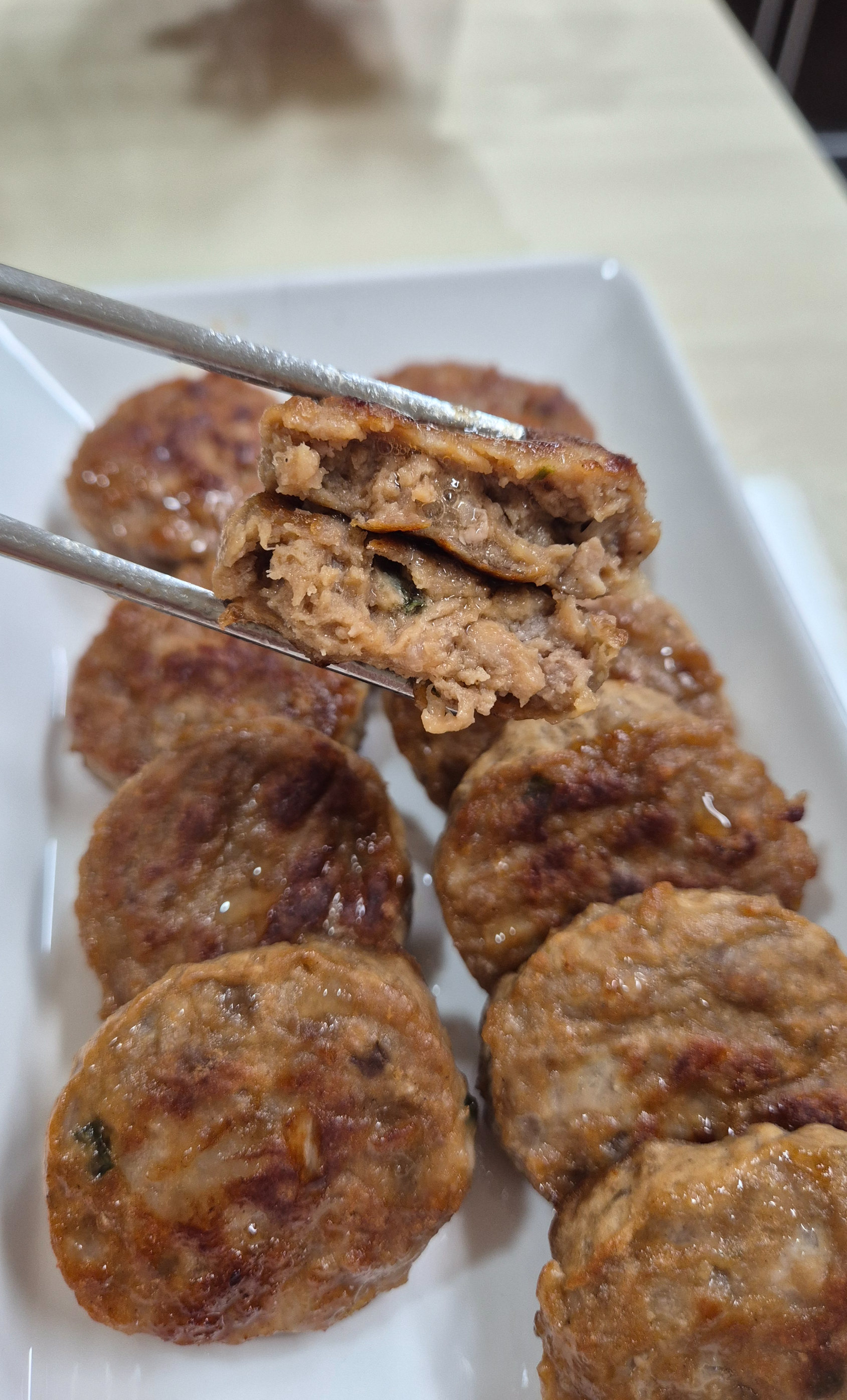 고기가 갈비살이 많이 들어가서 탱글거리는 식감이 좋음.