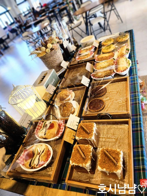 검단산 카페 윈터포레스트1224 빵 진열대 &ndash; 크루아상&amp;#44; 케이크&amp;#44; 파이 등 디저트가 정갈하게 진열된 모습