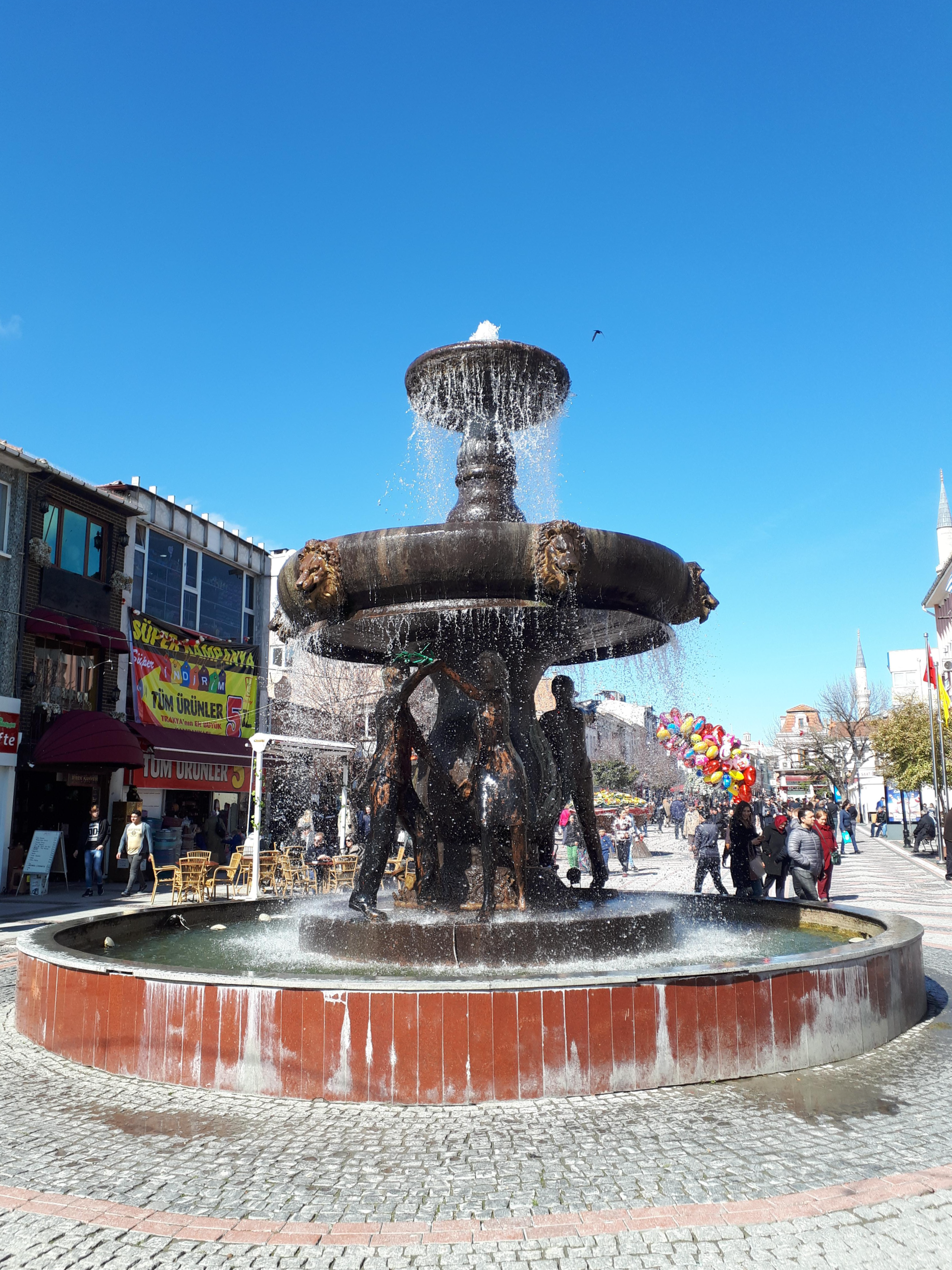 튀르키예 에디른 그랜드 바자르 광장 분수