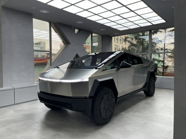 테슬라 강남스토어에 전시된 사이버트럭