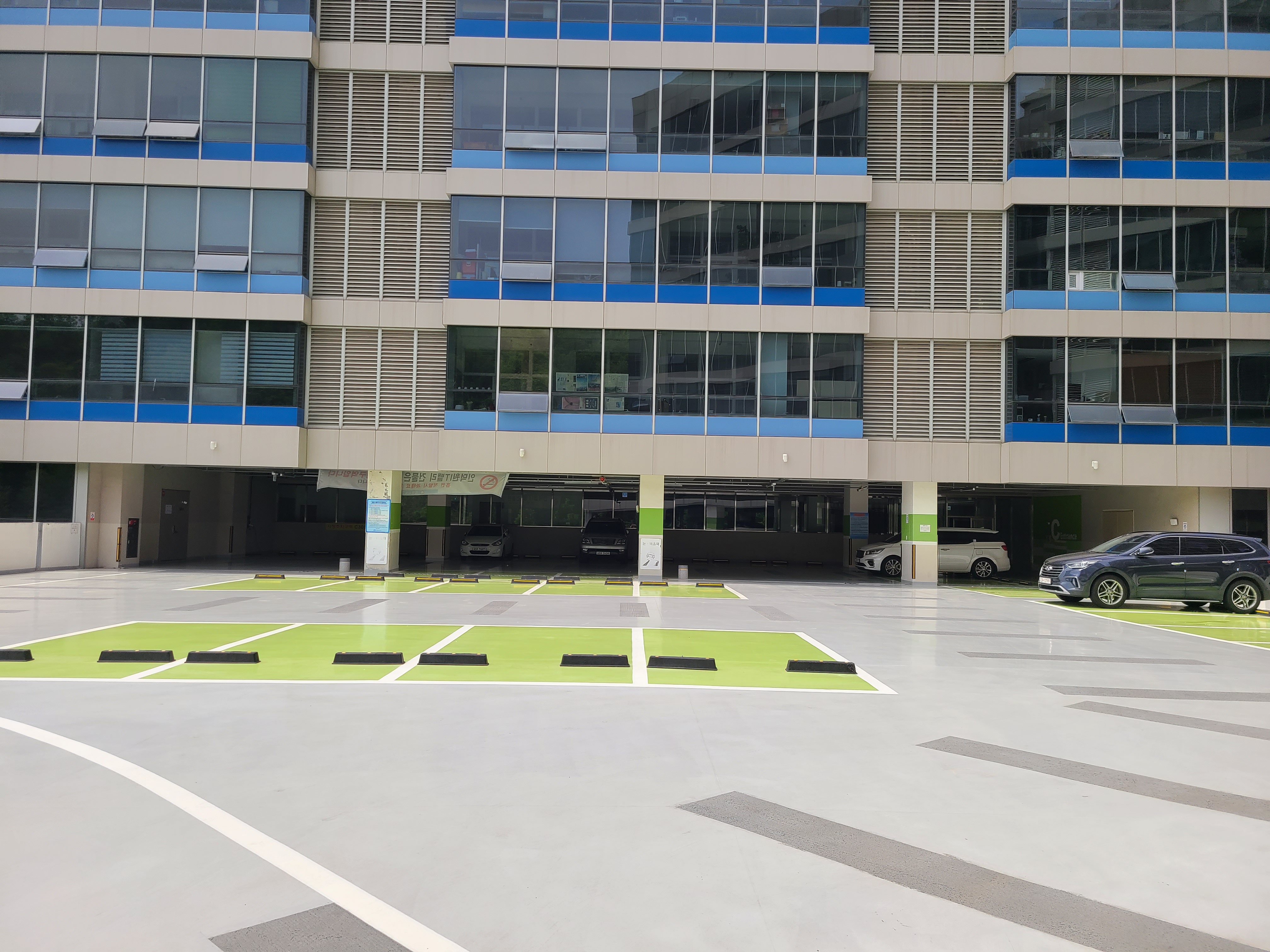 인덕원IT밸리 C, D동 연결 주차장1